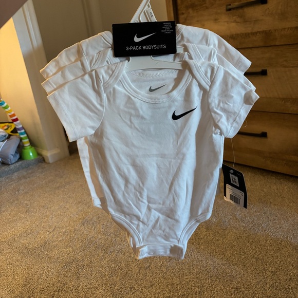 Nike 3 Pack Bodysuit Onesies - Picture 1 of 3
